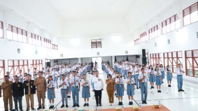 Pemerintah Kabupaten Simalungun Bagikan E-KTP Pemula melalui Disdukcapil Simalungun untuk Siswa SMA