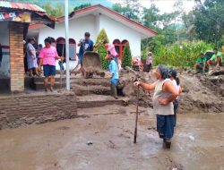 Hujan Deras Sebabkan Banjir Bandang Didesa Martoba Simanindo,Camat : “Kedepan Perlu dilakukan Normalisasi Sungai.”