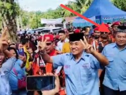 Calon Bupati Simalungun, Anton Saragih didampingi mantan narapidana kasus korupsi, Imman Nainggolan saat berkampanye.