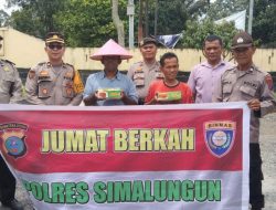 Kabag SDM Polres Simalungun Gelar Jumat Berkah, Bagikan Nasi Kotak untuk Warga di Dolok Panribuan