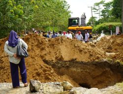 Gerak Cepat RHS Ikut Marharoan Bolon Perbaiki Jalan Longsor Naga Dolok