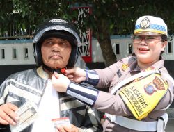 Razia Gabungan Operasi Kepatuhan Pajak Kendaraan Bermotor, Kasat Lantas Berikan Helm Gratis Kepada Pengendara