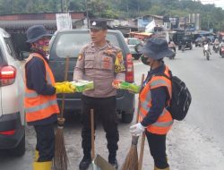 Jumat Berkat Polres Simalungun Bagikan 100 Kotak Nasi kepada Warga di Parapat