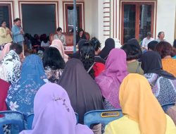 Perwiritan Perempuan di Bahliran Rela Berpayung Asal Bertemu Dengan Ny Ratnawati RHS