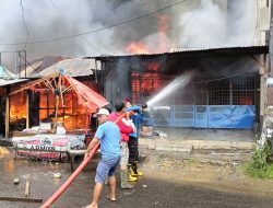 Polres Simalungun Sigap Tangani Kebakaran Tujuh Rumah di Parapat