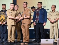 Informatif, Komisi Informasi Sumut Berikan Penghargaan Kepada Kabupaten Humbang Hasundutan