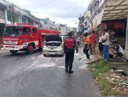 Sat Samapta Polres Pematangsianțar Amankan Lokasi Kebakaran Mobil di Jalan Wahidin