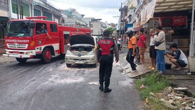 Sat Samapta Polres Pematangsianțar Amankan Lokasi Kebakaran Mobil di Jalan Wahidin