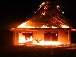 Kebakaran Rumah Tengah Malam, Hanguskan Rumah Batak Di Desa Pardugul Samosir.