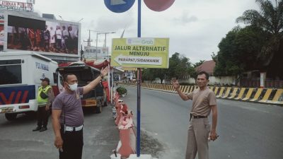 Ops Lilin Toba 2024, Sat Lantas Polres Pematangsiantar Pasang Spanduk Imbauan dan Petunjuk Arah Jalan Alternatif