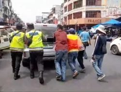 Respon Cepat, Tim Penggal Jalan Pospam III Sutomo Dorong Mobil Pemudik yang Mogok