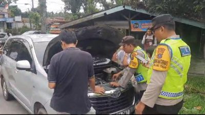 Respon Cepat ,Personil Tim Penggal Jalan jalan Medan Dorong Mobil Pemudik yang Mogok