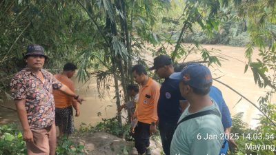 Polsek Tanah Jawa Bersinergi Melalukan Pencarian Warga Hanyut saat Menyeberang Sungai Bah Boluk di Hutabayuraja Simalungun