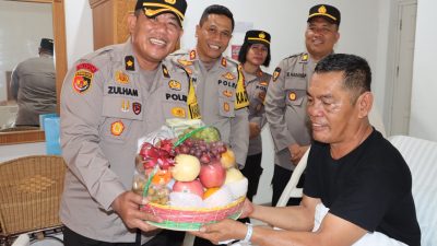 Beri Semangat, Kapolres Pematangsiantar Jenguk Kasi Propam dan Kanit Regident yang Opname di Rumah Sakit