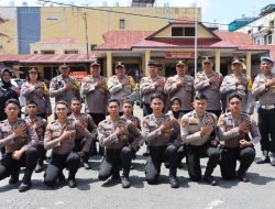 Kapolres Pematangsiantar Sambut 10 Personil Bintara Remaja dengan Tradisi Penyiraman Air Kembang