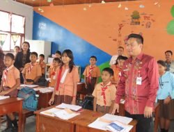 Dr Oloan P Nababan Kunker ke SD 005 Bonanionan Dolok Sanggul