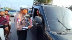 Sat Lantas Polres Simalungun Gelar Kegiatan Polri Peduli Masyarakat Melalui Pembagian Segitiga Pengaman di Jalan Medan