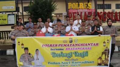 Tabur Kebaikan Bulan Ramadhan, Kapolres Pematangsiantar Berbagai Takjil kepada Masyarakat