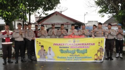 Berbagi Rezeki Dengan Tulus,Kapolres Pematangsiantar Bersama Samapta bagi Takjil kepada Masyarakat