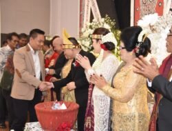 Bupati Humbahas Hadiri Pesta Pernikahan Putri Anggota DPRD Humbahas