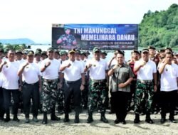 Dalam rangka menjaga kebersihan dan keindahan Danau Toba, TNI AD bersama masyarakat bergotong royong membersihkan eceng gondok