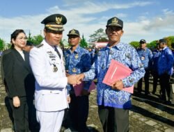 Bupati Humbahas Dr Oloan P Nababan Serahkan SK Pensiun
