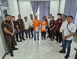 Polres Samosir Serahkan Para Tersangka dan Barang Bukti Dugaan Tindak Pidana Korupsi Dana Desa Sampur Toba ke Kejaksaan