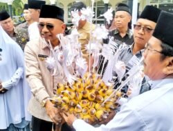 Pemkab Simalungun Tepung Tawari Jamaah Calhaj Tahun 1446 H/2025 M, Bupati Simalungun dan Keluarga Berikan Uang Saku Kepada Jamaah