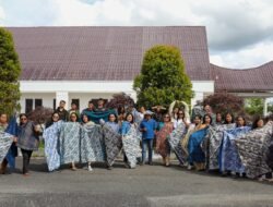 Ny Erma Oloan P Nababan Motivasi Peserta Pelatihan Pewarna Alam di Humbahas