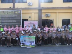 Kunjungan Anak TK Kemala Bhayangkari 06, Kapolres Pematangsiantar Perkenalkan Peralatan Samapta