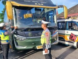 Sat Lantas Polres Pematangsiantar Bagikan Brosur Tertib Berlalulintas dan Stiker Layanan Polisi 110