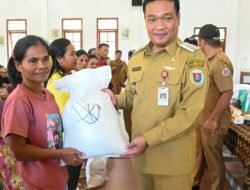 Bupati Humbahas Serahkan Bantuan Beras Cadangan Pangan Kepada Warga Onan Ganjang dan Pakkat