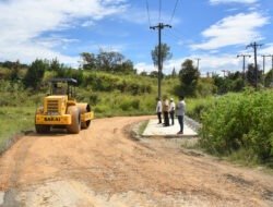 “Swadaya Masyarakat” Bupati Humbahas Tinjau Perbaikan Jalan Doloksanggul-Baktiraja