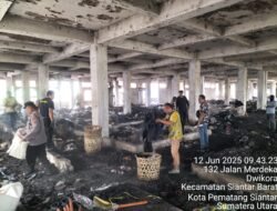 Barang Dagangan Terbakar di Pasar Horas, Polsek Siantar Barat Lakukan Pembersihan