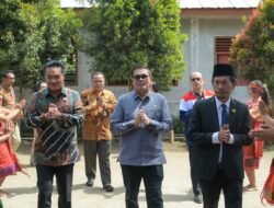Anggota DPR RI Sabam Sinaga bersama Bupati dan Ketua DPRD Humbahas Serahkan PIP di UPT SMP N 015 Lintongnihuta