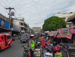 Sat Lantas Polres Pematangsiantar Berikan Himbauan Larangan Parkir Berlapis Diseputaran Pasar Horas