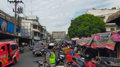 Sat Lantas Polres Pematangsiantar Berikan Himbauan Larangan Parkir Berlapis Diseputaran Pasar Horas