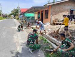 Personel Yonif 122/TS bersama Masyarakat Gotong royong membersihkan Tempat Ibadah dan Lingkungan masyarakat
