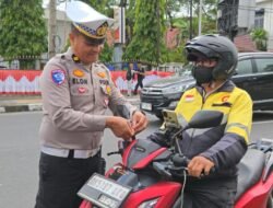 Sambut HUT RI ke 80, Polres Pematangsiantar Bagikan Bendera Merah Putih kepada Pengendara