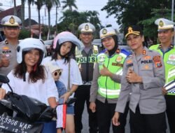 Sambut HUT RI Ke 80, Kapolres Pematang Siantar Bagi Bendera Merah Putih Ke Pengendar Sepeda Motor