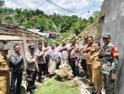 Polsek Serbelawan Polres Simalungun Sigap Tangani Tanah Longsor, Evakuasi 3 Rumah Warga Terdampak