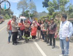 Polsek Dolok Pardamean Giat Bagikan Bendera Merah Putih, Teguhkan Semangat Nasionalisme dan Kamtibmas Menjelang HUT RI ke-80