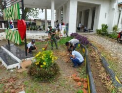 Menyambut HUT Kemerdekaan Indonesia ke-80 Personel Yonif 122/TS Laksanakan Kegiatan Pembersihan Perkarangan Desa dan Tempat Ibadah