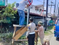 Sat Lantas Polres Pematangsiantar Pasang Rambu Himbauan Larangan Berat Lebih 3 Ton