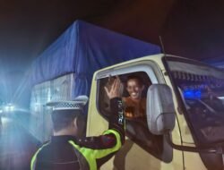 Satlantas Polres Simalungun Hadir Tekan Angka Kecelakaan, Bagikan Kopi Botol untuk Jaga Keselamatan Pengemudi