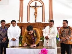 BERSAMA USKUP AGUNG MEDAN, BUPATI SAMOSIR TEKEN PRASASTI GEREJA KATOLIK STASI KRISTUS RAJA SANGKAL