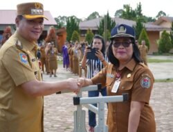 Bupati Humbahas Serahkan Moubiler di UPT SMPN 027 Hauagong Pakkat