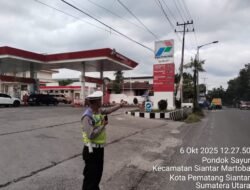 Mengurai Kemacetan, Personil Sat Lantas Polres Pematangsiantar Langsung Urai Kemacetan di Jalan Medan