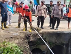 Polsek Serbalawan Bersama Forkopimca Bersihkan Parit Buangan Air, Cegah Banjir Di Musim Penghujan