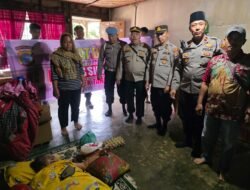 Jumat Berkah, Kapolsek Tanah Jawa Bersama Jajaran Salurkan Sembako ke Warga Miskin Ekstrem di Bah Jambi II
